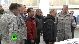 RT: Путин и Медведев побывали на самой северной российской военной базе