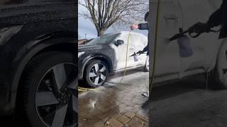 Snow foaming a Volvo XC-40 🤩 #cardetailing #cardetailingtips #shorts