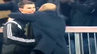 La cómica celebración de Guardiola abrazando al cuarto árbitro