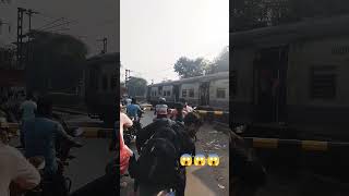 oi train oi train Darau Darau #shortvideo #viral #trending #funny #short 😇😇