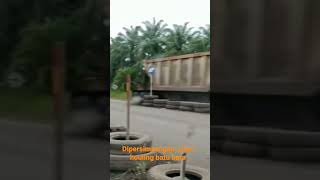 suasana persimpangan jalan houling batu bara