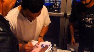 Comedian Carlos Mencia signing a few autographs - TopSignatures.com