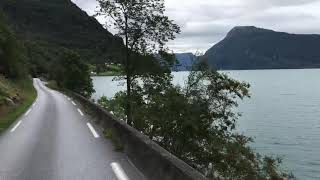 Langs Lustrafjorden