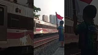 SI KECIL KIBARKAN BENDERA MERAH PUTIH DI SAAT KA ARGO BROMO ANGGREK NGEBUT MENUJU STASIUN PASAR TURI