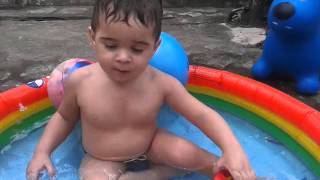 bebê na piscina 1 ano 10 meses