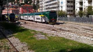 Binari in Como:Treno in partenza da Como lago con 2 livree