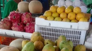 Membeli Buah Buahan Untuk Oleh Oleh Membesuk Orang Yang Sakit Dirumah Sakit