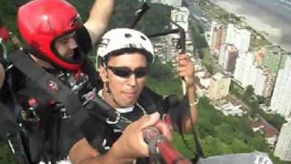 Anderson voando de parapente em São Vicente.wmv