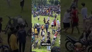 Parah banget, motor kawannya kebakaran malah dikontenin😌