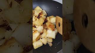 Yuca frita con gotitas de aceite🥰😋