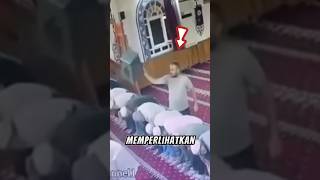 Lelaki misterius ini mencoba memukul imam di sebuah masjid😱#islam #sholat#shorts