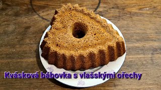 Kvásková bábovka s vlašskými ořechy