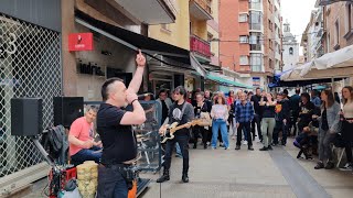 Electrotxaranga callejera punki cantando canciones míticas por las calles de Llodio