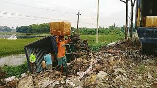 একটি ট্রাক নাজিরা বাজার কুমিল্লা খাদে পড়ে যায়