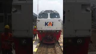 Langsiran di stasiun Sukabumi  #keretaapi #naikkeretaapi #keretaapiindonesia #cc206 #shorts