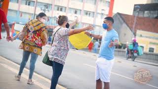 PEDINDO ABRAÇO COM PEP1N0 NAS C4LÇAS