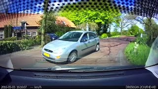 Close call - Ford Focus aan de verkeerde kant van de weg