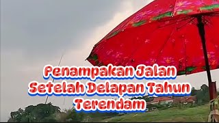 Penampakan Jalan Yang Muncul Kembali Setelah Delapan Tahun Terendam Air Waduk