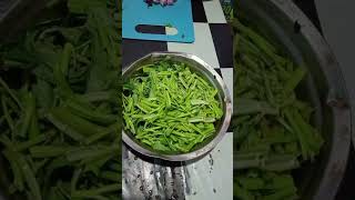 petik kangkung/masak tumis kangkung