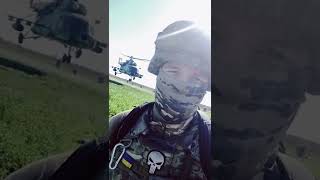 PELOTÓN SE EMBARCA EN HELICÓPTERO HACIA EL COMBATE | #shorts #ukraine