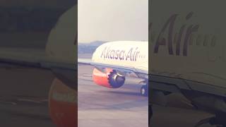 #akasaair #youtube #jetpilot #fighterjet #boeing #srinagar #airport #takeoff #shorts #pilot