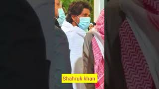 Shahrukh Khan Umrah Hajj must watch video Shahrukh Khan Hajj karte hue #shahrukhkhan #makkah #shorts