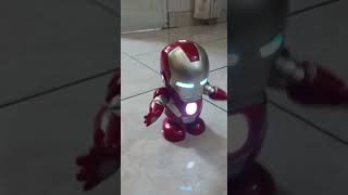 iron man mini sedang berjoget