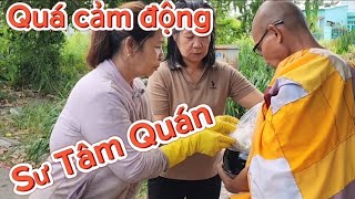 Quá tuyệt vời vị tu sĩ lạ chạy đến đãnh lễ và cúng dường bà con tranh nhao cúng dường rất cảm động