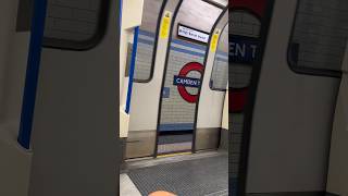 London Underground tube doors open and closing in Canden Town 🇬🇧 #shorts