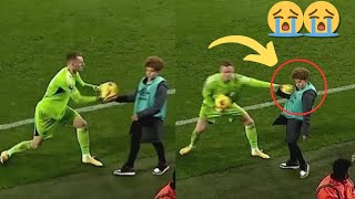 Bernd Leno pushes ball boy during Bournemouth vs Fulham clash - 레노 -😭😭