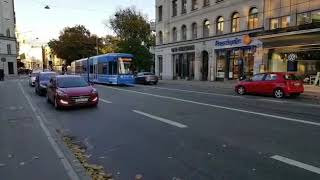 Schweden: Durchfahrt der Straßenbahn in Stockholm