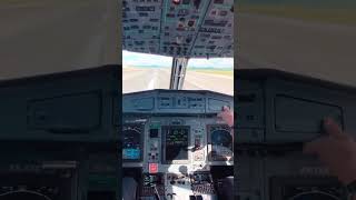 تصوير من قمرة القيادة  اجمل هبوط  على المدرج. cockpit