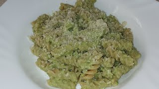 Penne integrali con pesto di gambi di broccoli