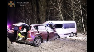 В ДТП с участием микроавтобуса под Черниговом пострадали 11 человек