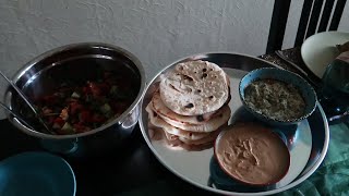 ägyptisch kochen: Ballonbrot mit Beilagen Baba Ganoush, Tahina, Molokhia und Salat