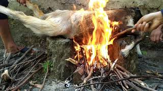 देखें कैसे पहाड़ी  लोग बकरे को भून कर खाते हैं | Goat cutting | Uttarakhand villages life |