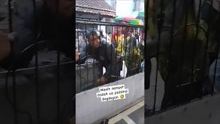 Sempet sempet nya dadahin wa atta padahal takut kena