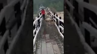 Penyeberangan di jembatan yang sangat berbahaya || How dare you to pass this bridge