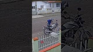 Motoqueiro x sua própria moto