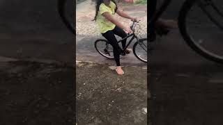 Menina caindo de bicicleta