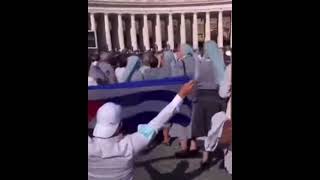 En el Vaticano le quita la bandera cubana a un hombre que se arrodilló cuando hablaba El Papa😱