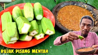 NGERUJAK PISANG MENTAH DI PINGGIR MAKAM DENGAN BUMBU KANCANG PESTIS MADURA SUPER PEDAS