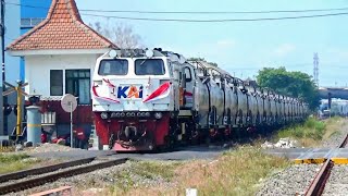 5 KERETA BARANG BERHIAS LIVERY HUT RI 78