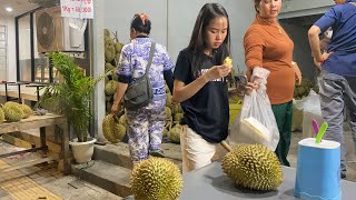 The most popular durian fruit shop nearby Phnom Penh City