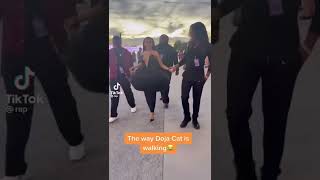 The way doja cat is walking 👋😂