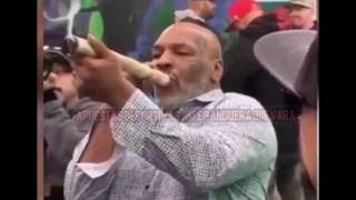 Exboxeador Mike Tyson fumando,Consumiendo  cannabis (marihuana)