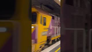 V/LINE train passes BOX HILL METRO STATION!!! #trains #trainspotting #rare #choochoo