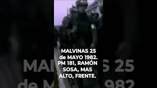 MALVINAS. CASA DEL GOBERNADOR EN PUERTO ARGENTINO. RAMÓN SOSA AL FRENTE DE LA MARCHA. 25de Mayo 1982