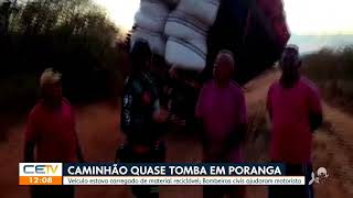 Caminhão carregado de recicláveis quase tomba em Poranga no Ceará