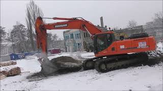 Construction Poland: Koparka kontra wielki głaz – mechaniczne wyzwanie zimą. Koparki zima.